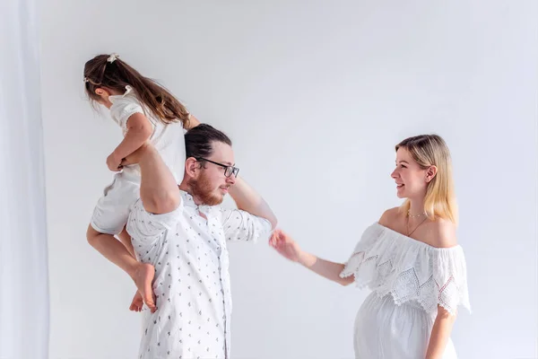 Jonge Moderne Familie Hebben Plezier Samen Witte Loft Interieur Moeder — Stockfoto