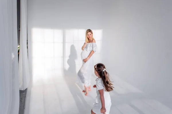 Schwangere Mutter Steht Weißen Minimalistischen Interieur Mit Hellen Schatten Aus — Stockfoto