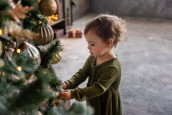 Niña Vestido Verde Cálido Decora Árbol Navidad Con Elegante Elegante —  Fotos de Stock
