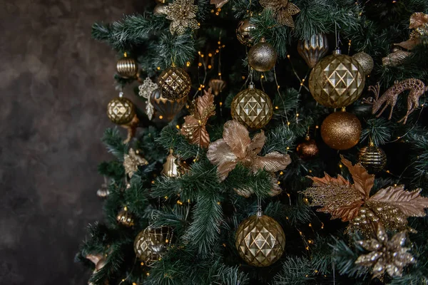 Nieuwjaarskaart Retro Verguld Speelgoed Ballen Decoraties Slinger Hangen Aan Groene — Stockfoto