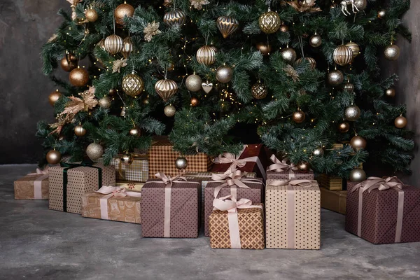 在奢侈品下 时髦的圣诞树是礼品盒 用手工纸包着豌豆和时髦的缎带 等待圣诞节的早晨 复古假日室内装饰 复制空间 — 图库照片