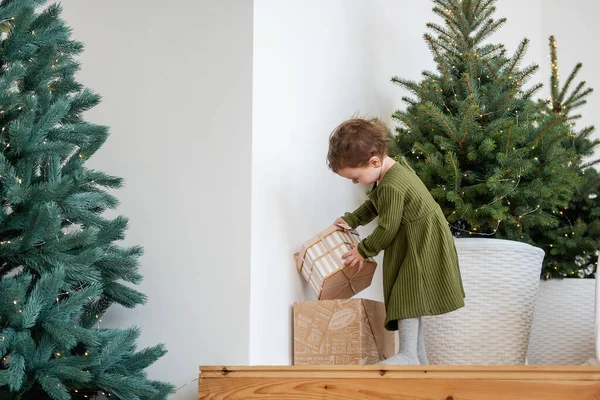 Niña Vestido Verde Cálido Encuentra Los Escalones Madera Junto Árbol —  Fotos de Stock