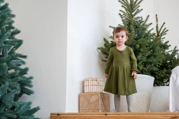 Menina Danças Verdes Quentes Nos Degraus Madeira Junto Árvore Natal — Fotografia de Stock