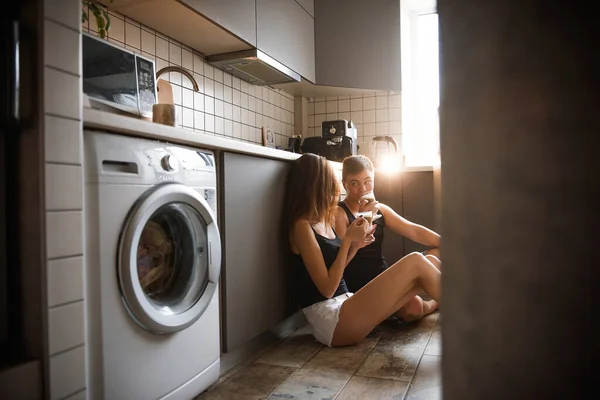 Jeune Couple Millénaire Assis Sur Sol Buvant Café Latte Dans — Photo