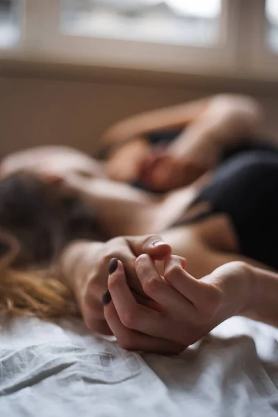 Birbirine Aşık Çiftlerin Üst Düzey Görüntüsü Evdeki Yatakta Tepeden Tırnağa — Stok fotoğraf