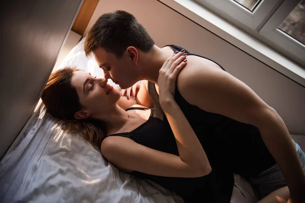 Retrato Close Casal Apaixonado Deitado Uma Cama Casa Abraçando Ternamente — Fotografia de Stock