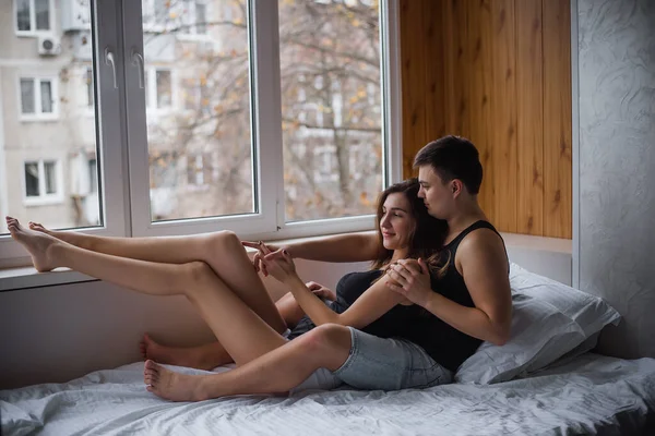 Vista Panorâmica Apartamento Moderno Com Uma Janela Perto Qual Casal — Fotografia de Stock