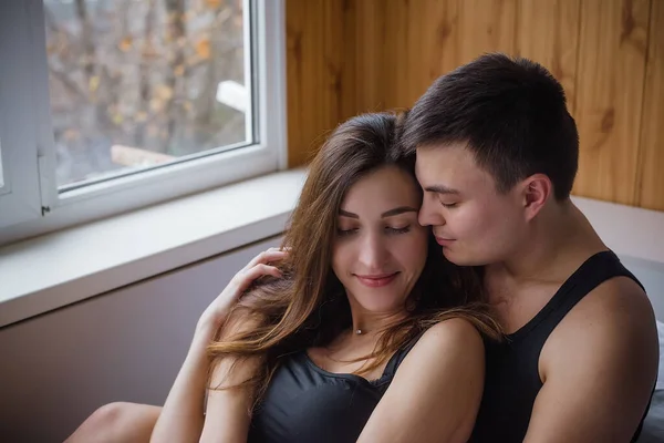 Retrato Close Casal Apaixonado Deitado Uma Cama Casa Abraçando Ternamente — Fotografia de Stock