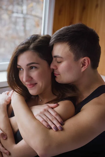 Gros Plan Portrait Couple Amoureux Couché Sur Lit Maison Embrassant — Photo