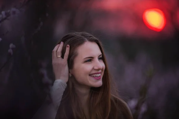 Jeune Femme Millénaire Fleurs Roses Jardins Sakura Coucher Soleil Rouge — Photo