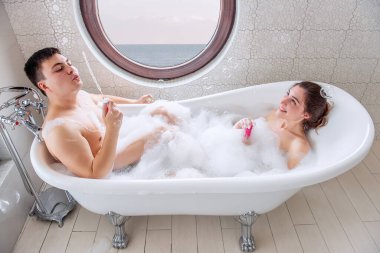 Birbirine aşık çiftler köpük banyosu yaparken oynaşıyorlar. Milenyumlar birbirlerine baloncuk üflüyor, su sıçratıyorlar. Genç bir kadın lüks bir tatil sırasında sabahları bir erkekle eğleniyor. Aile sağlık hizmetleri