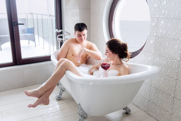 Young Happy Couple Love Taking Bubble Bath Overlooking Sea Drink — Stock Photo, Image