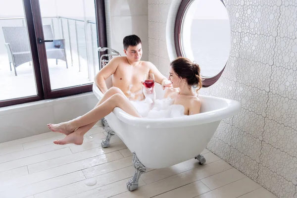 Jóvenes Pareja Feliz Amor Tomando Baño Burbujas Con Vistas Mar — Foto de Stock