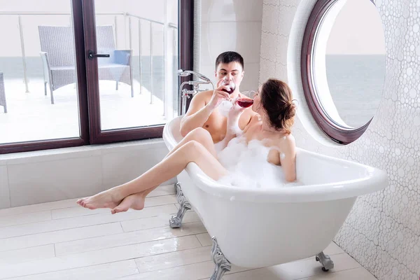 Young Happy Couple Love Taking Bubble Bath Overlooking Sea Drink — Stock Photo, Image