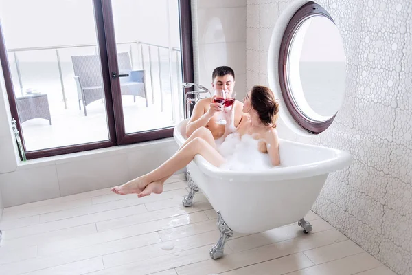 Jóvenes Pareja Feliz Amor Tomando Baño Burbujas Con Vistas Mar — Foto de Stock