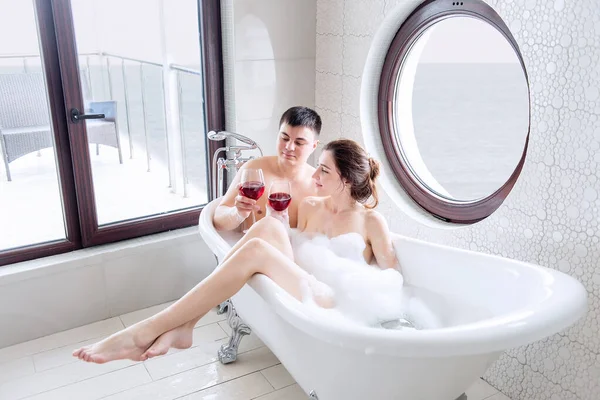 Young Happy Couple Love Taking Bubble Bath Overlooking Sea Drink — Stock Photo, Image