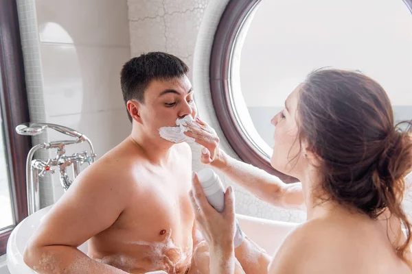Nahaufnahme Porträt Eines Paares Der Badewanne Eine Junge Frau Beschmierte — Stockfoto