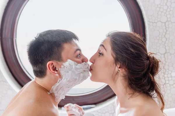 Κοντινό Πορτραίτο Ζευγαριού Στην Μπανιέρα Νεαρή Γυναίκα Φιλάει Τον Άντρα — Φωτογραφία Αρχείου