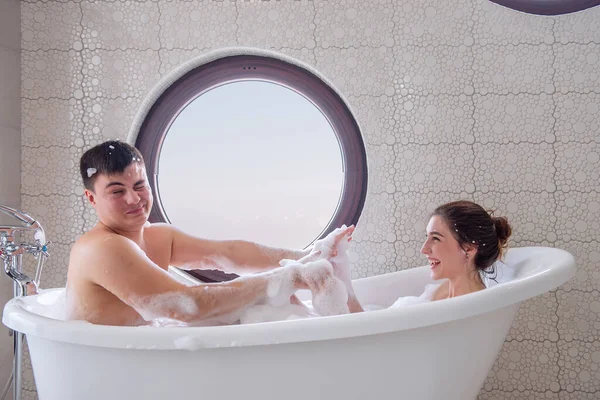 Zakochana Para Bawiąca Się Podczas Kąpieli Bąbelkami Tysiąclecia Plują Siebie — Zdjęcie stockowe