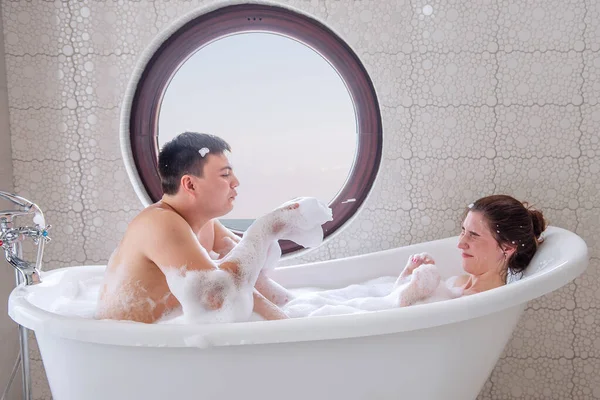 Una Pareja Amor Tonteando Mientras Toma Baño Burbujas Los Millennials — Foto de Stock