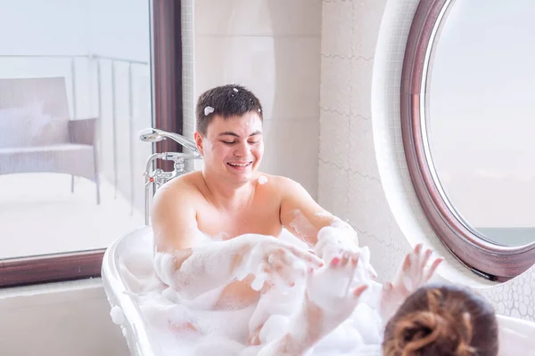Zakochana Para Bawiąca Się Podczas Kąpieli Bąbelkami Tysiąclecia Plują Siebie — Zdjęcie stockowe