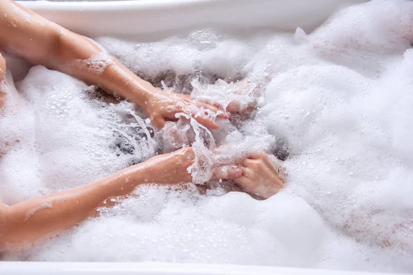 Gros Plan Vue Dessus Des Mains Couple Amoureux Prenant Bain — Photo