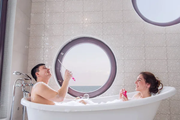 Verliebtes Paar Das Beim Schaumbad Herumalbert Millennials Pusten Blasen Aufeinander — Stockfoto