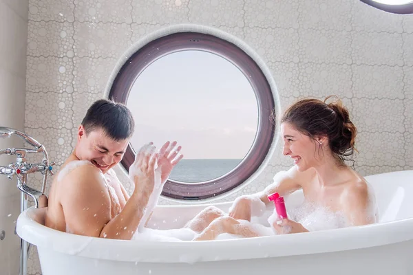 Pareja Amor Jugando Mientras Toma Baño Burbujas Millennials Soplan Burbujas — Foto de Stock