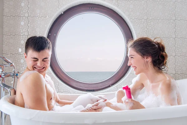 Pareja Amor Jugando Mientras Toma Baño Burbujas Millennials Soplan Burbujas — Foto de Stock