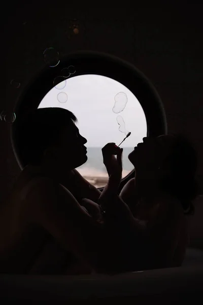 Silhouette Couple Amoureux Prenant Bain Une Fenêtre Ronde Donnant Sur — Photo