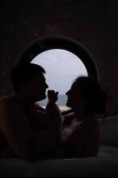 Silhouette Eines Verliebten Paares Beim Baden Einem Runden Fenster Mit — Stockfoto