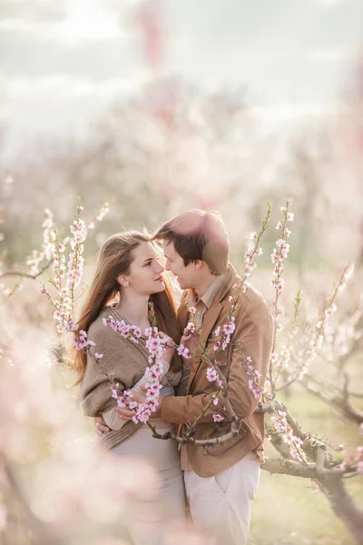 Casal Feliz Amor Pôr Sol Jardins Rosas Pêssego Florescendo Homem — Fotografia de Stock