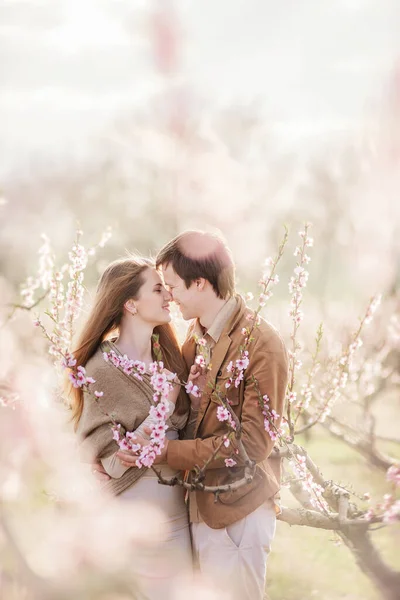 Szczęśliwa Para Zakochana Zachodzie Słońca Kwitnących Brzoskwiniowych Ogrodach Różanych Mężczyzna — Zdjęcie stockowe