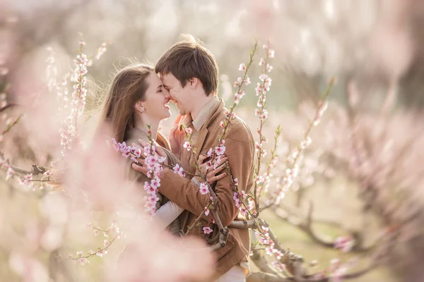 Šťastný Pár Zamilovaný Při Západu Slunce Kvetoucích Růžových Zahradách Muž — Stock fotografie