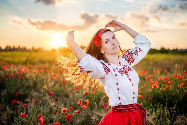 Close Portret Młodej Kobiety Narodowej Ukraińskiej Koszuli Haft Jest Taniec — Zdjęcie stockowe