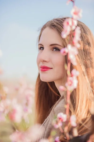 Finom Portré Egy Fiatal Generációs Nőről Naplementekor Virágzó Fák Között — Stock Fotó