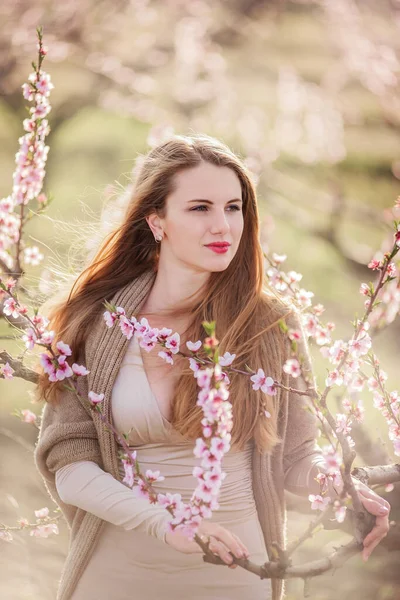 Délicat Portrait Une Jeune Femme Millénaire Coucher Soleil Parmi Les — Photo