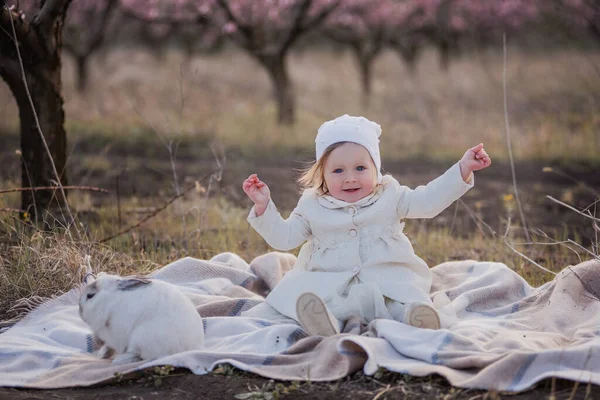 Liten Småbarn Flicka Vit Rock Hatt Leker Med Inhemska Påsk — Stockfoto