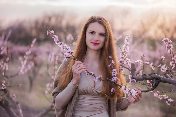 Mladá Tisíciletá Žena Růžových Kvetoucích Sakura Zahradách Při Západu Slunce — Stock fotografie