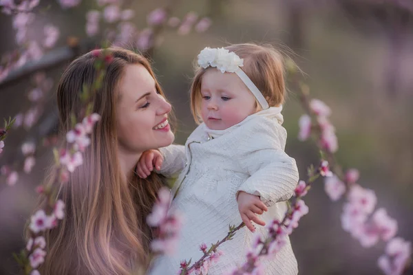 Молодая Мать Маленькая Дочь Веселятся Цветущих Розариях Портрет Женщины Обнимающей — стоковое фото
