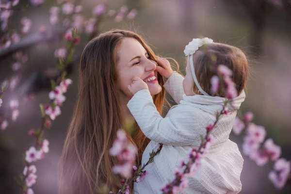 Молодая Мать Маленькая Дочь Веселятся Цветущих Розариях Портрет Женщины Обнимающей — стоковое фото