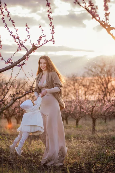 Mère Millénaire Encerclant Petite Fille Dans Ses Bras Coucher Soleil — Photo