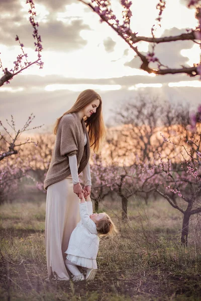 Millennial Mother Circling Her Little Daughter Her Arms Sunset Young — Stock Photo, Image