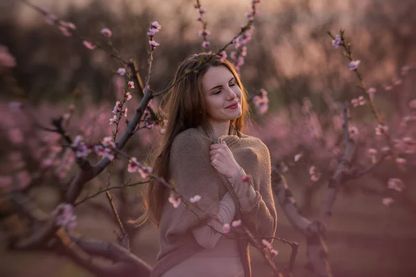 Junge Millennials Rosa Blühenden Sakura Gärten Bei Sonnenuntergang Nahaufnahme Porträt — Stockfoto