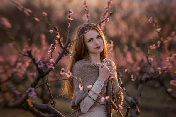 ピンク色の桜の庭の若い千年紀の女性は日没に咲く 柔らかい桃の花で自然の美しさの女の子のクローズアップ肖像画 街の外を歩くと 週末には田舎 スペースのコピー — ストック写真