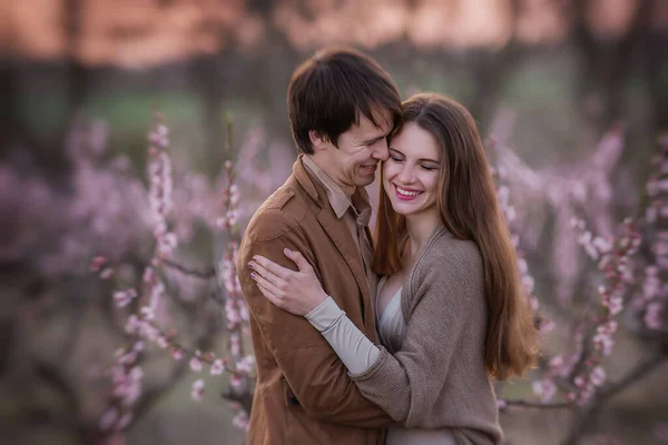 Glada Par Förälskade Vid Solnedgången Blommande Persika Rosenträdgårdar Mannen Står — Stockfoto