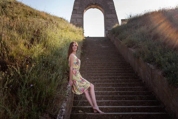 Young Happy Woman Yellow Summer Dress Stands Barefoot Concrete Staircase — Fotografia de Stock