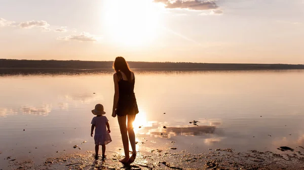 Young Mother Walks Water Daughter Straw Hat Sunset Girls Walk — Stok fotoğraf