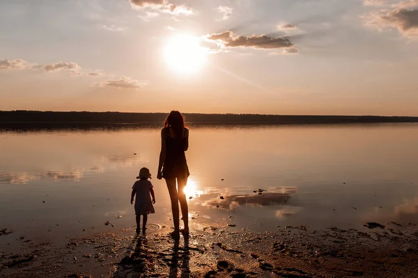 Young Mother Walks Water Daughter Straw Hat Sunset Girls Walk — Stok fotoğraf