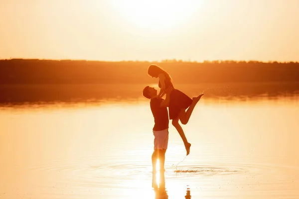 Silhouette Couple Love Dances Splashes Water Lake Rays Orange Sunset — Stock fotografie